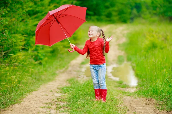 Kleines Mädchen mit rotem Regenschirm — Stockfoto