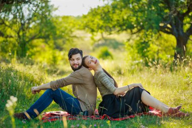 mutlu çift doğa üzerinde