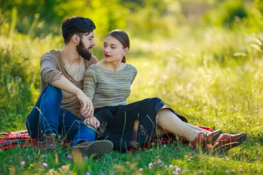 mutlu çift doğa üzerinde