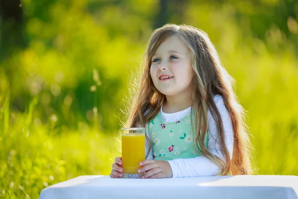 Girl drinks juice — Stock Photo, Image