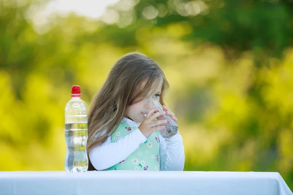 Klein meisje dranken water — Stockfoto