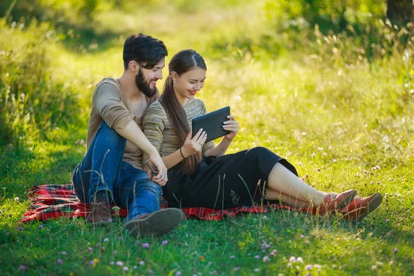 Lyckliga paret med en tablett — Stockfoto