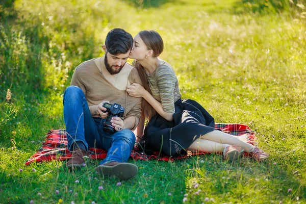 Schönes Paar mit Kamera — Stockfoto