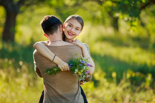Gelukkige paar met bloemen — Stockfoto