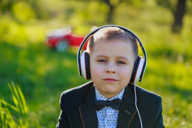 Kulaklıklı çocuk.