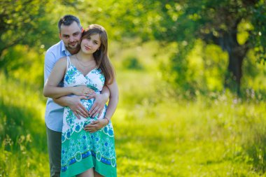 Mutlu genç çift sarılıyor.