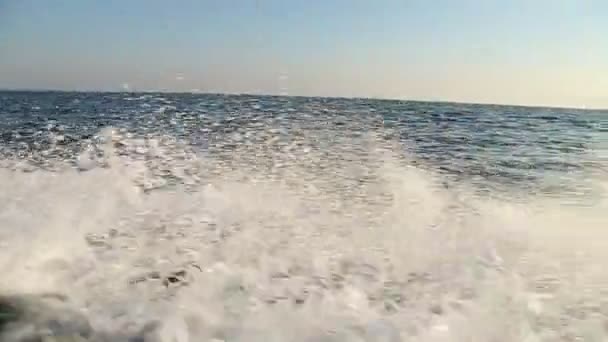 Spray de mar sobre bandejas flotantes — Vídeo de stock