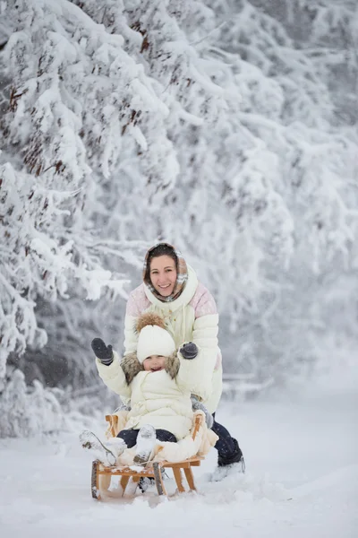 Mamma rotola sua figlia slittino — Foto Stock