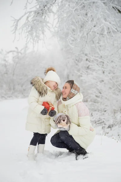 Mamma och dotter tittar på varandra — Stockfoto