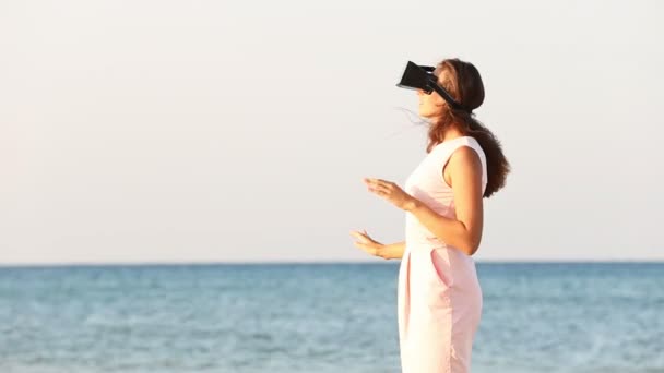 Mujer con gafas de realidad virtual — Vídeo de stock