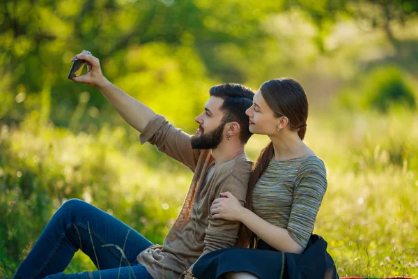 Lyckliga par med telefon — Stockfoto