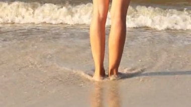 kız çıplak ayak yürüyüş