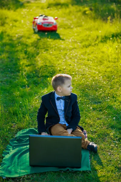 Niño con un ordenador portátil — Foto de Stock