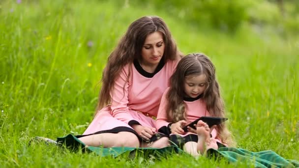 Mamá con su hija y tableta — Vídeos de Stock