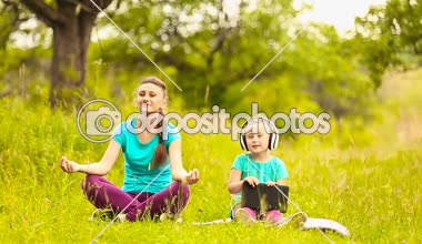 Anne ve kızı yiyor meditasyon