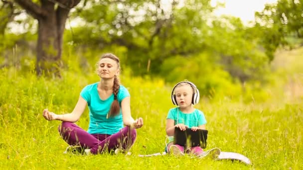 Mãe e filha come meditar — Vídeo de Stock