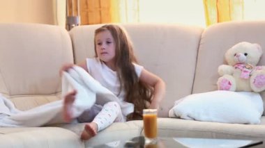 küçük kız meyve suyu içecekler