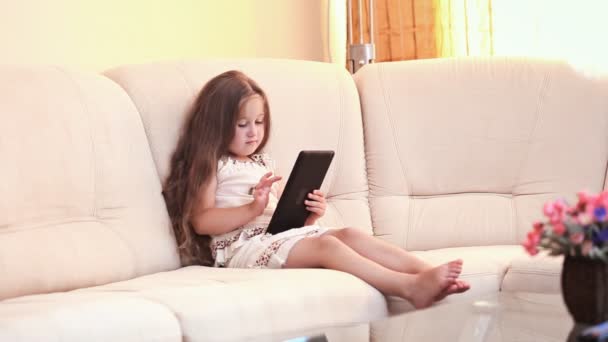Tablet ile küçük kız — Stok video
