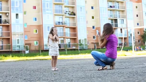 Madre fotografare sua figlia — Video Stock