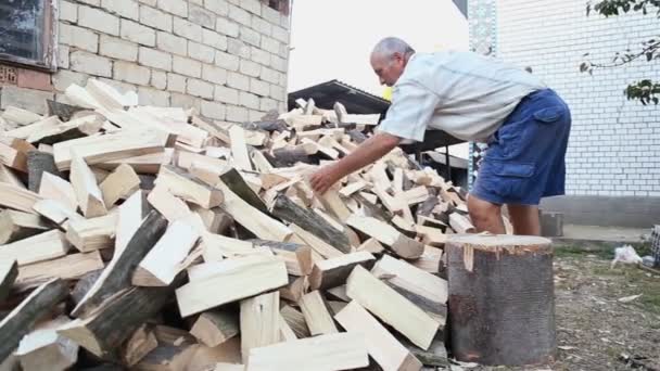 Homme courant avec une hache — Video