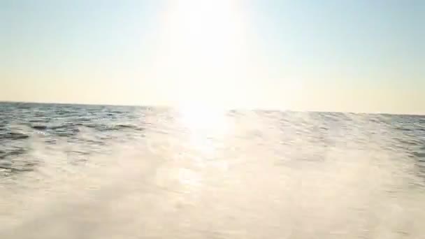 Spray de mar em bandejas flutuantes — Vídeo de Stock