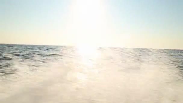 Spray de mar sobre bandejas flotantes — Vídeo de stock