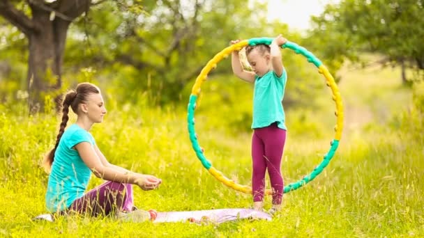 Con il bambino e il cerchio madre — Video Stock