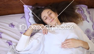 Kadının uykudan uyanır