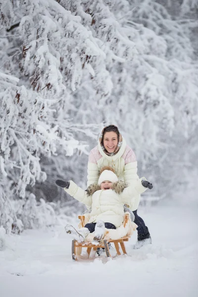 妈妈卷女儿雪橇 — 图库照片