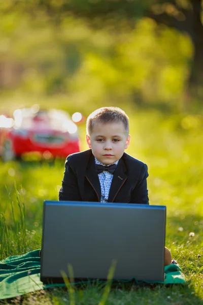 Αγόρι με ένα φορητό υπολογιστή — Φωτογραφία Αρχείου