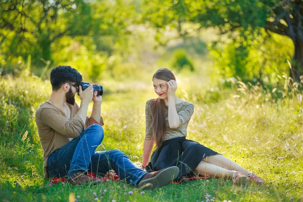 Schönes Paar mit Kamera — Stockfoto