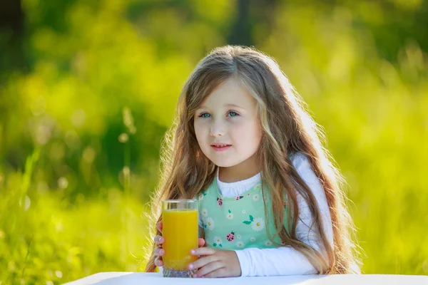 Dziewczyna napoje soki — Zdjęcie stockowe