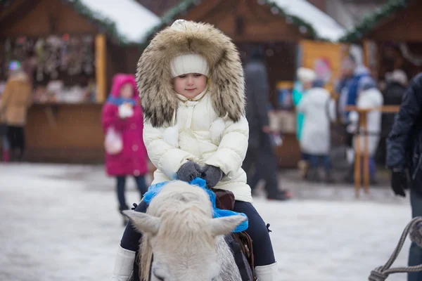 Kleines Mädchen reitet auf einem Pony — Stockfoto