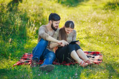 mutlu bir çift ile bir tablet