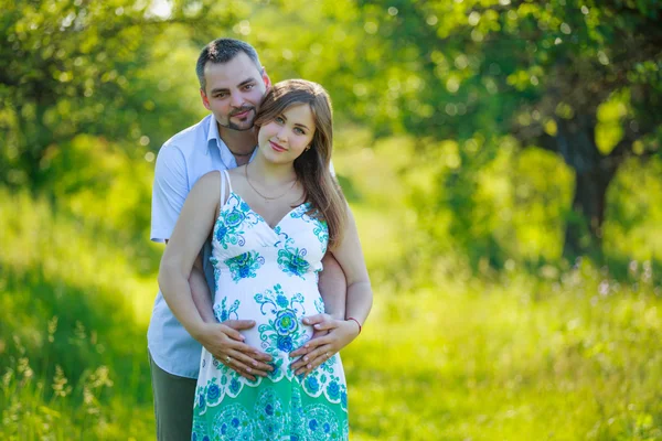 Šťastný mladý pár objímání — Stock fotografie