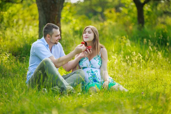 Feliz pareja comiendo fresas —  Fotos de Stock