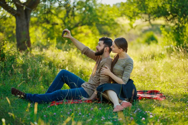 Lyckliga par med telefon — Stockfoto