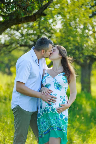 Šťastný a mladá těhotná pár — Stock fotografie