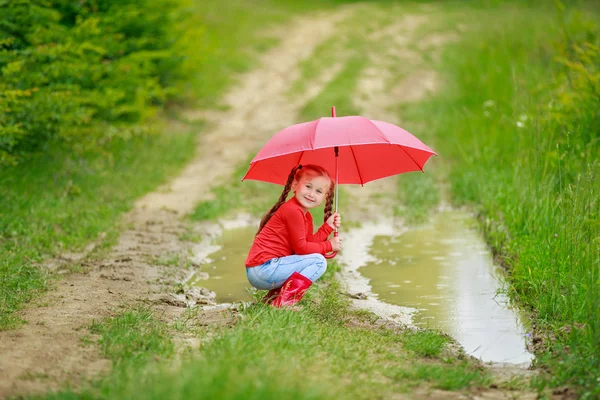 Niña con paraguas rojo —  Fotos de Stock