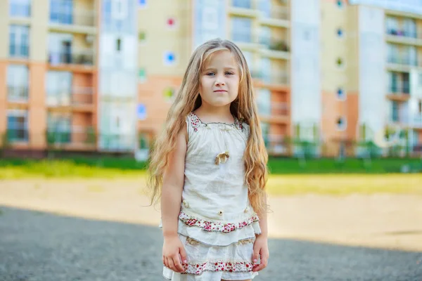 Niña con el pelo largo —  Fotos de Stock