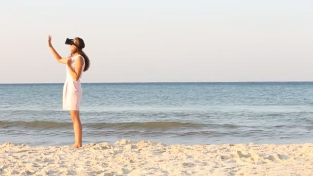 Femme avec des lunettes de réalité virtuelle — Video