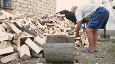 bir balta ile koşan adam