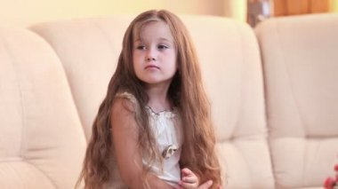 Tablet ile küçük kız