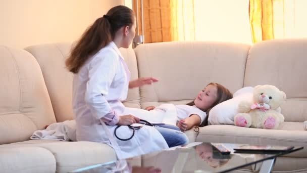 Γιατρός εξετάζει ένα παιδί — Αρχείο Βίντεο