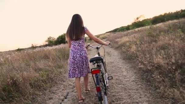 Mom with her daughter and the bike — Stock Video