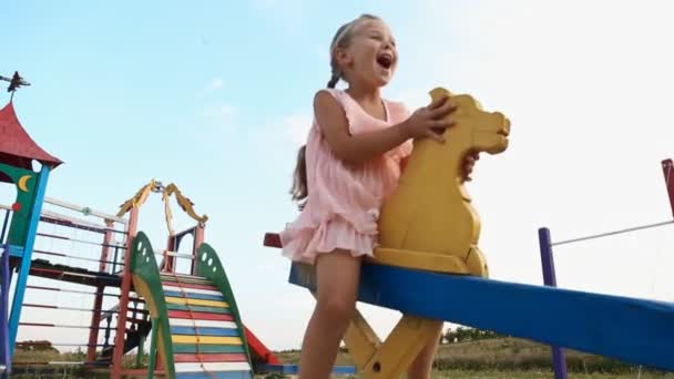 Kleines Mädchen auf einer Schaukel — Stockvideo