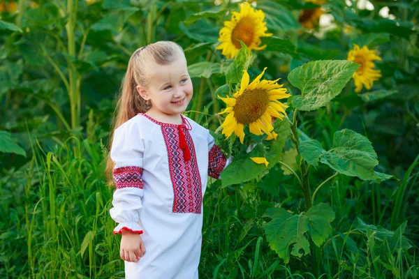 Μικρό κορίτσι στο γήπεδο με ηλιοτρόπια — Φωτογραφία Αρχείου