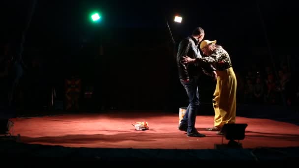 Glybokaya, Ουκρανία-Μάρτιος 27, 2016. Τσίρκο κλόουν δείχνουν με καουτσούκ κοτόπουλο — Αρχείο Βίντεο