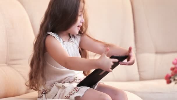 Little girl with the tablet — Stock Video