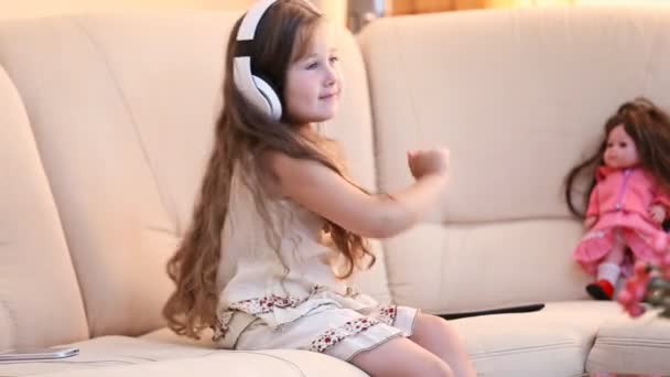 Dziecko ze słuchawkami — Wideo stockowe